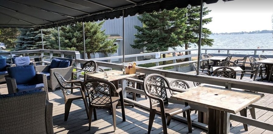 The Restaurant On The Knoll Patio